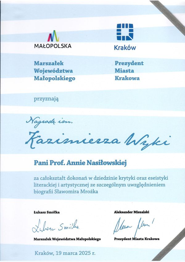 Nagroda im Kazimierza Wyki, dla Prof. Anny Nasiłowskiej, za całokształt dokonań w dziedzinie krytyki oraz eseistyki literackiej i artystycznej ze szczególnym uwzględnieniem biografii Sławomira Mrożka. Przyznana przez Marszałka Województwa Małopolskiego i Prezydenta Miasta Krakowa. Kraków, 19 marca 2025 r..